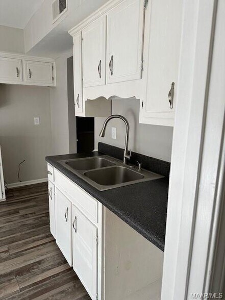 Building Photo - 4816 Regal Dr