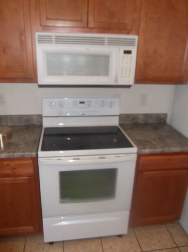 Building Photo - Spacious 3 bedroom with bonus!