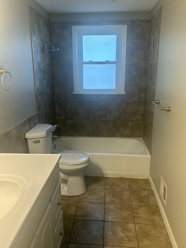 Building Photo - AVAILABLE NOW! Beautiful 3 Bedroom Home in...