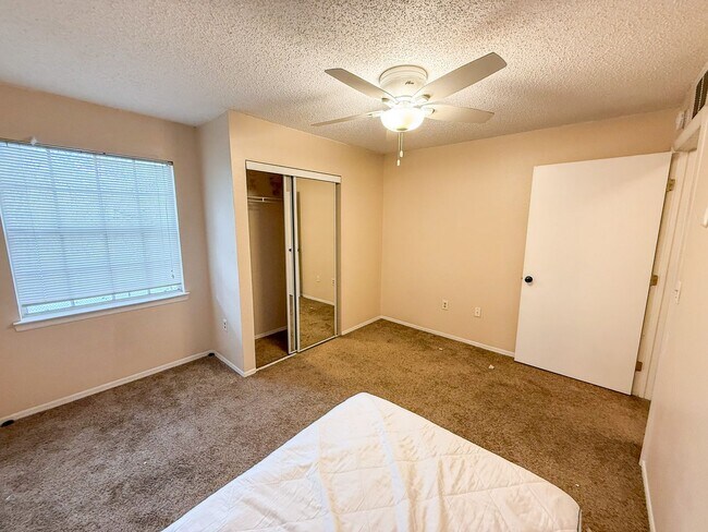 Building Photo - Windsor Park #924