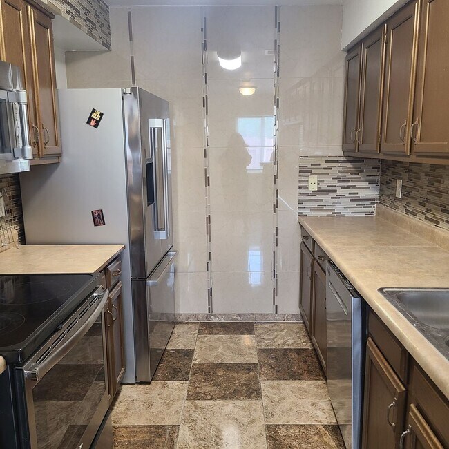 Building Photo - Spacious 3 BR+study/2.5 bath end-unit townhome w/balcony & patio!