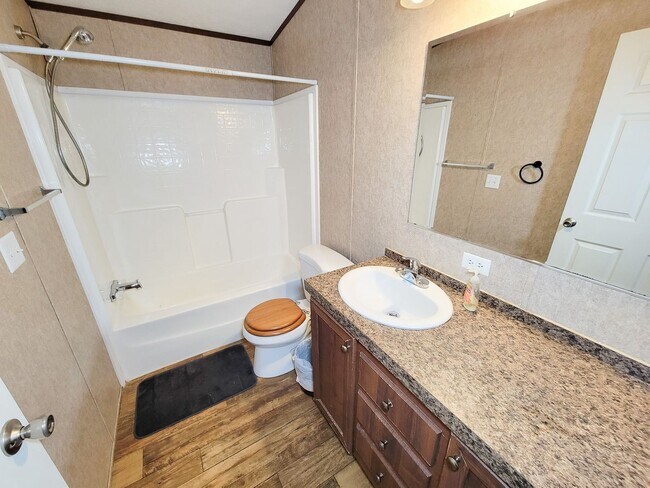 Building Photo - Cozy and Adorable home 4 bedroom 2 bath ho...