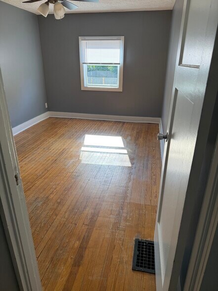 Building Photo - 5028 E New York St