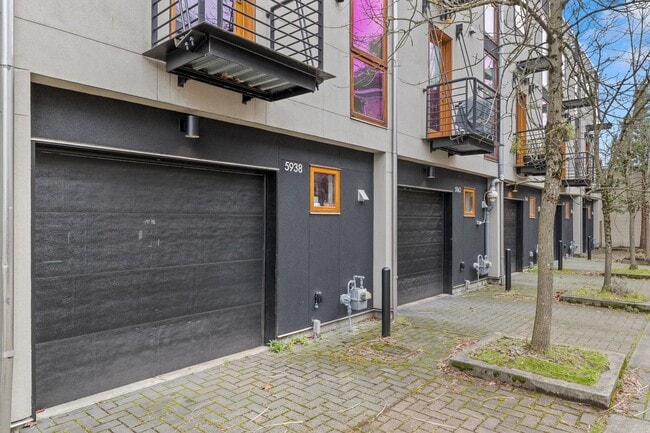 Building Photo - 2 BR 2 BA Townhome in North Tabor- 3 Levels!
