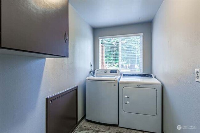 Building Photo - Immaculate & HUGE 5-Bedroom Home in Desira...