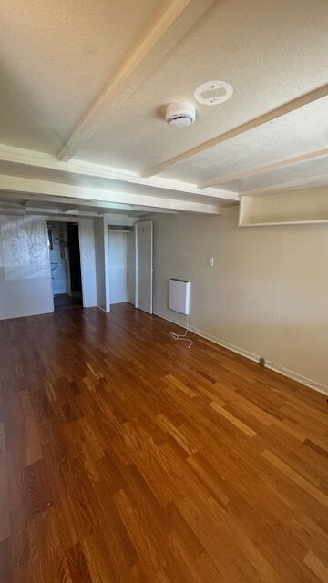 Building Photo - Move-in special: 50% off first month!  Pea...