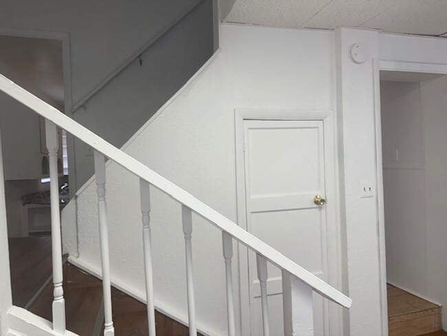 Building Photo - 2 Bedroom 1 Bath Single family home p