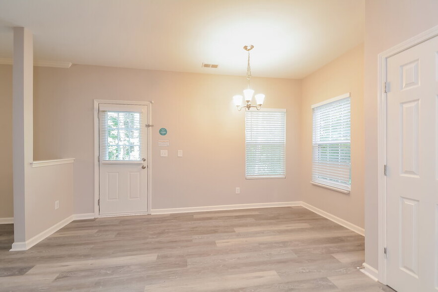 Building Photo - 210 River Hills Dr