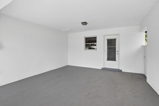 Building Photo - 5731 NE 17th Terrace