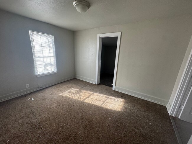 Building Photo - 2 bedroom, 1 bath