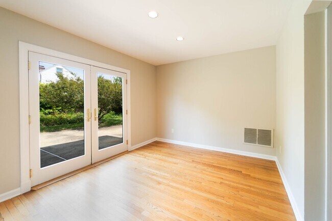 Building Photo - Spacious Split-Level with In-Law Suite & B...