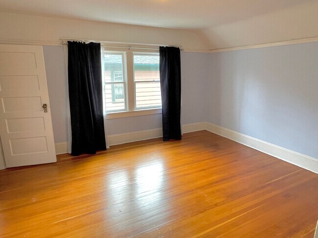 Building Photo - Coveted Laurelhurst Craftsman, Detached Garage, A/C, Hardwoods...A Rare Listing!