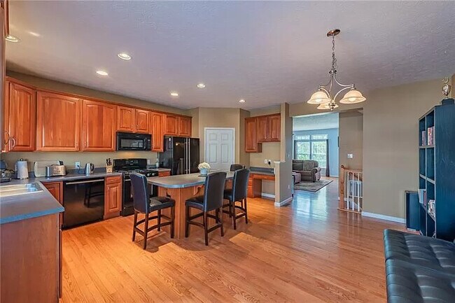 Building Photo - 4019 Village Run Rd