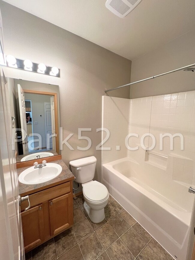 Building Photo - 2 Bedroom Condo in DuPont