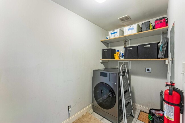 Building Photo - 523 N Bertrand St