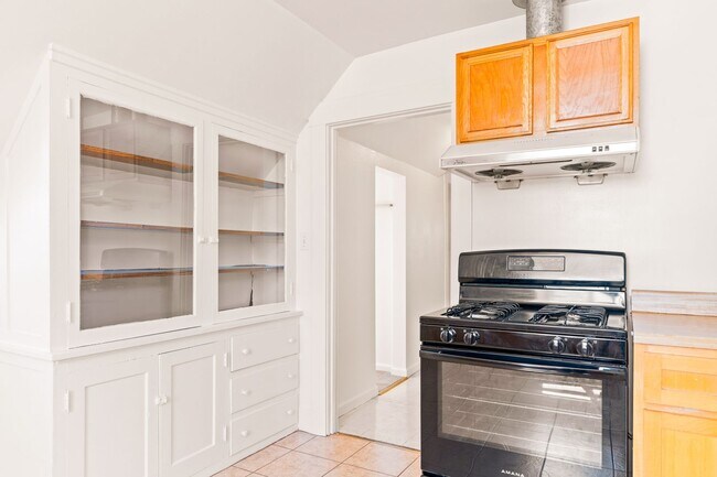 Building Photo - Utilities Included! 3 Bedrooms with Bonus ...