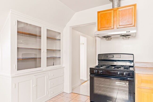 Building Photo - Utilities Included! 3 Bedrooms with Bonus Room & Spacious Kitchen