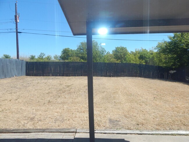 Building Photo - 1613 Bobby Lee Dr