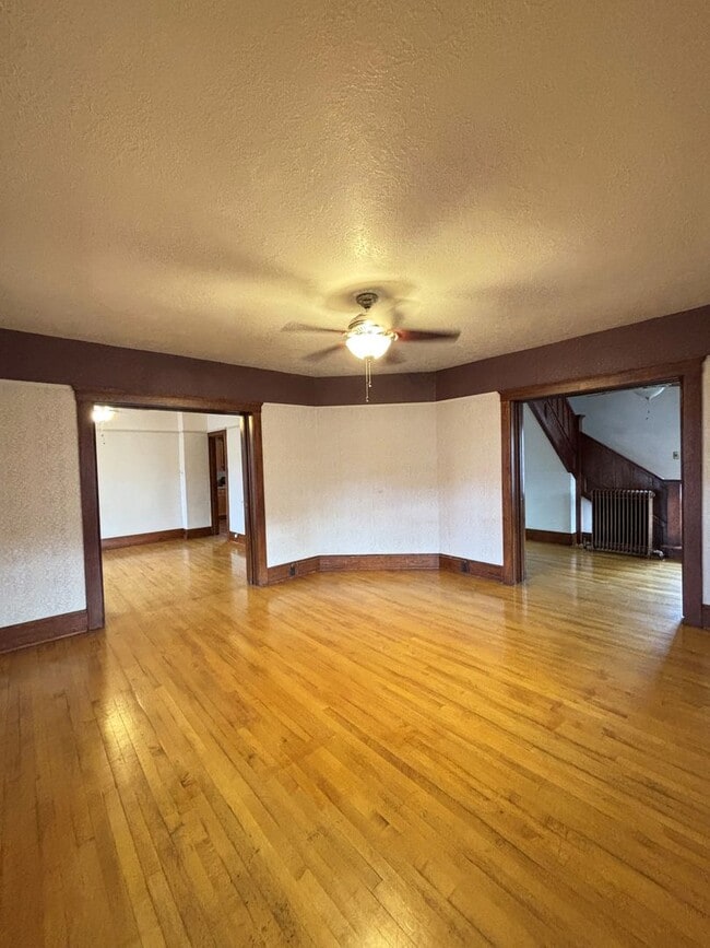 Building Photo - Make This House Your Home—Deposit Moves Yo...