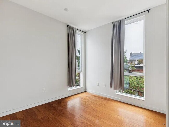 Building Photo - 820 E Thompson St