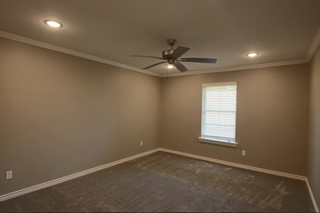 Building Photo - 2 Bedroom 2 Bath Townhome! Whitehouse ISD!
