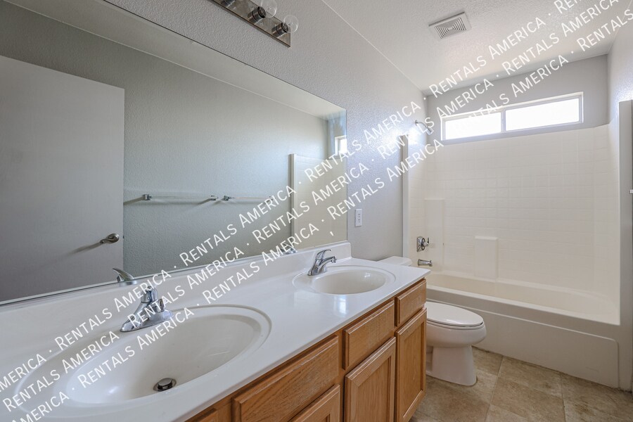 Building Photo - 7441 W Fleetwood Ln