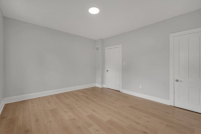 Building Photo - Freshly Renovated 4-Bedroom Home with Cent...