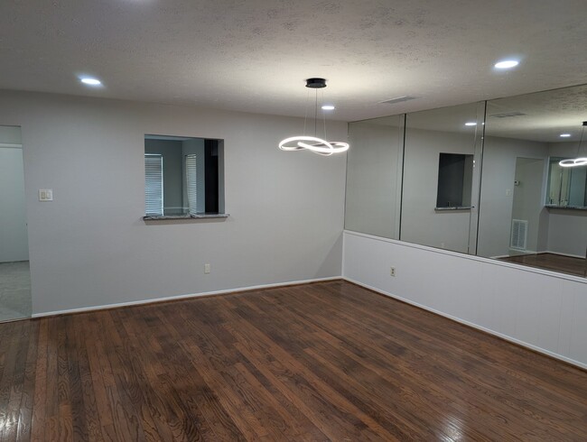 Building Photo - 3258 Continental Dr