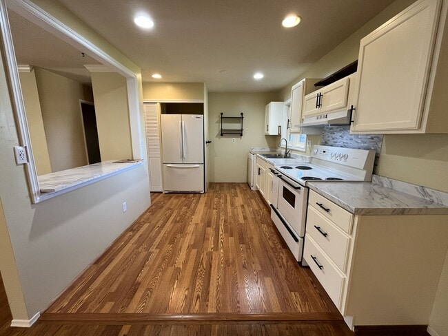 Building Photo - Classic Comfort: 3-Bed, 1.5-Bath Home with Covered Patio & Deck