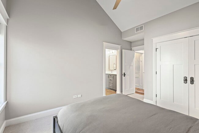 Building Photo - 4322 N Hermitage Ave