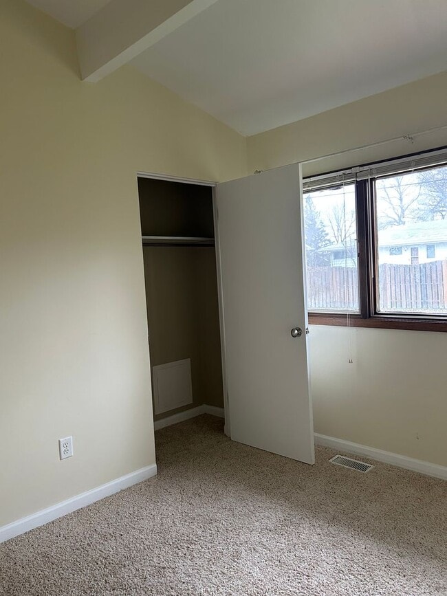 Building Photo - 3 Bedroom, 1.5 Bathroom House