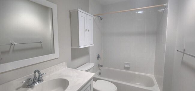 Building Photo - BEAUTIFUL 2/2 IN CATALINA OAKS- VERO BEACH