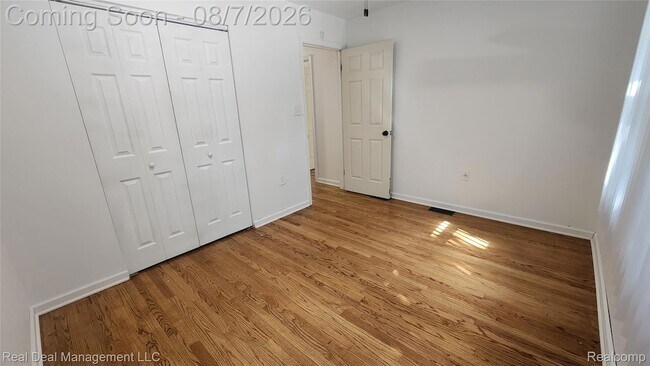 Building Photo - 553 S Stirling