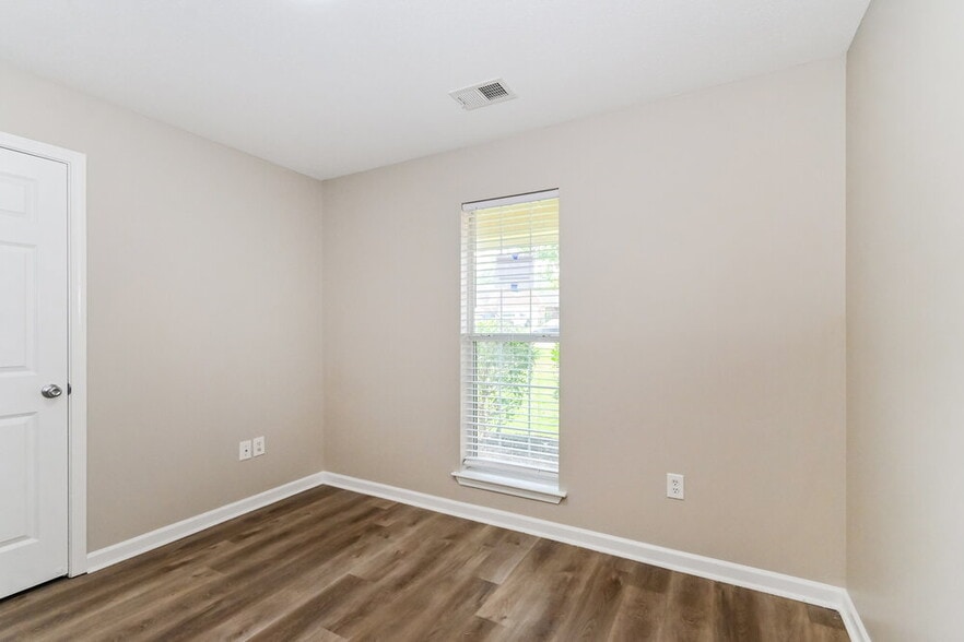 Building Photo - 1540 Madison Cove W