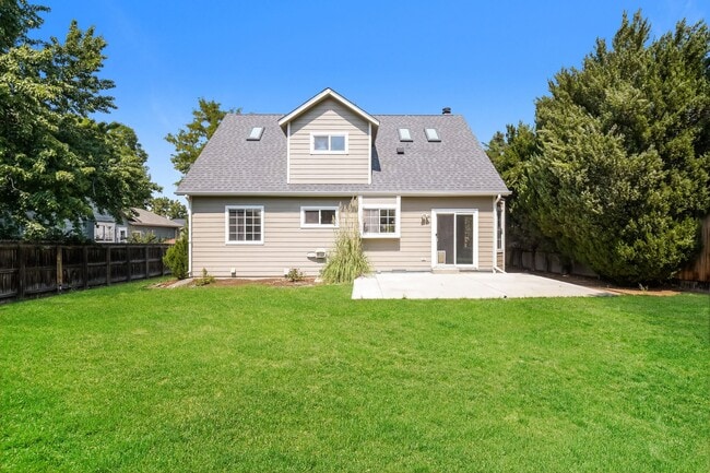 Building Photo - Beautiful 3 Bed / 2 Bath Single Family Hom...