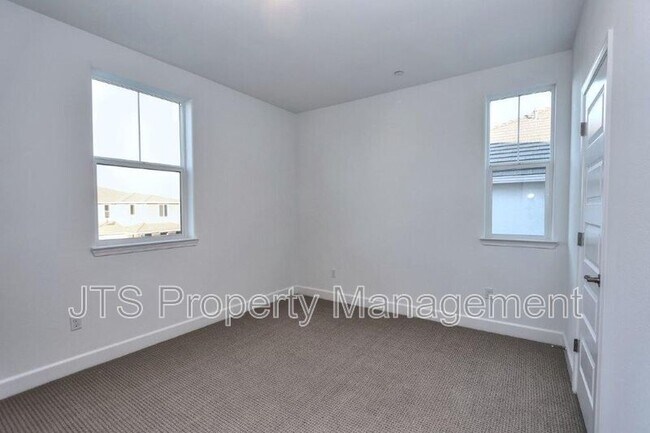 Building Photo - 3349 Hedgerow Ct