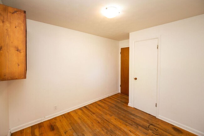 Building Photo - Charming 4 Bedroom, 1.75 Bath Brick Ranch Near Old Town!