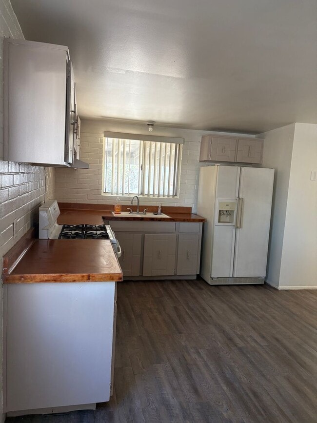 Building Photo - Classic Eastside 3/2 SFR