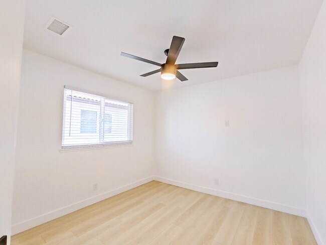 Building Photo - Beautifully remodeled 3 bed / 2.5 bathroom...