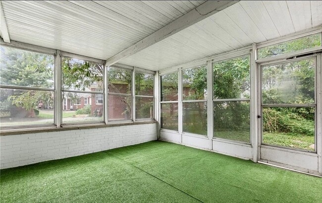 Building Photo - Modern 4 Bedroom Home with Granite Kitchen & Tiled Baths