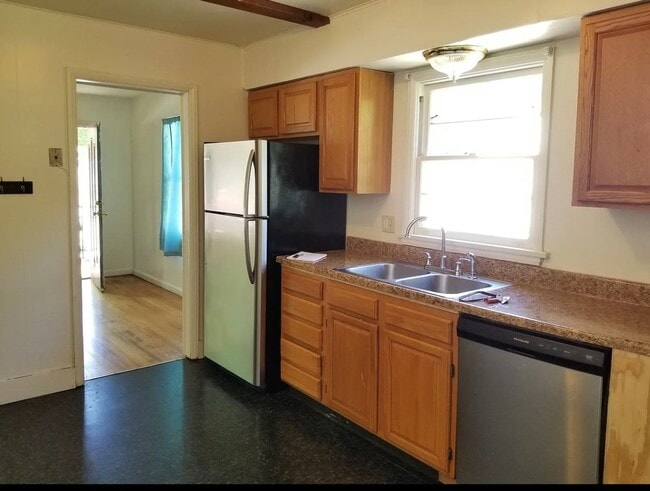 Building Photo - 4BR 2BA - Walk to campus!  Available Augus...