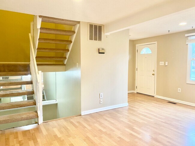 Building Photo - 3 Bedrooms Plus 2 Bonus Rooms!!! 2.5 Baths...
