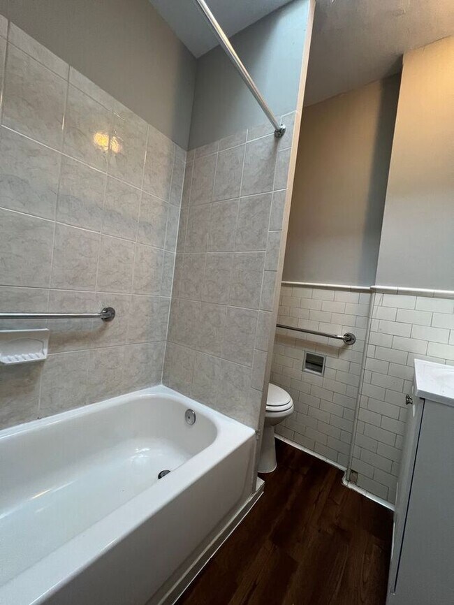 Building Photo - 3 Bedroom 1.5 Bathroom Townhome
