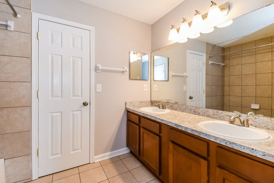 Building Photo - 12279 Sondra Cove Trail N