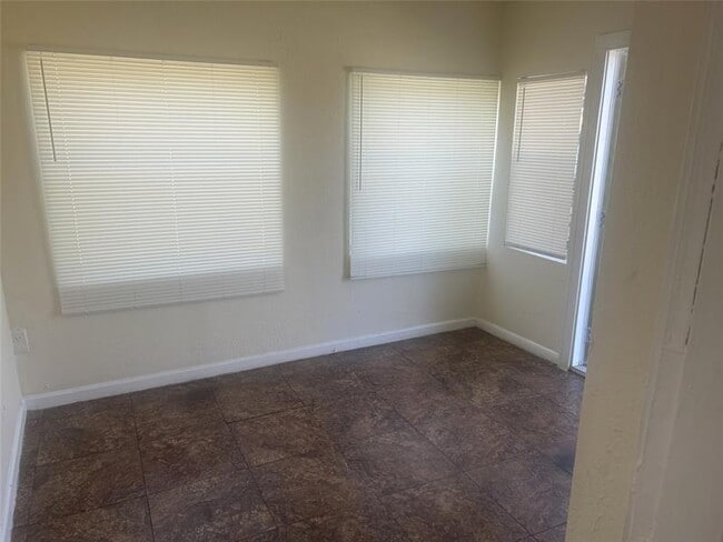 Building Photo - 3050 NW 5th Ct