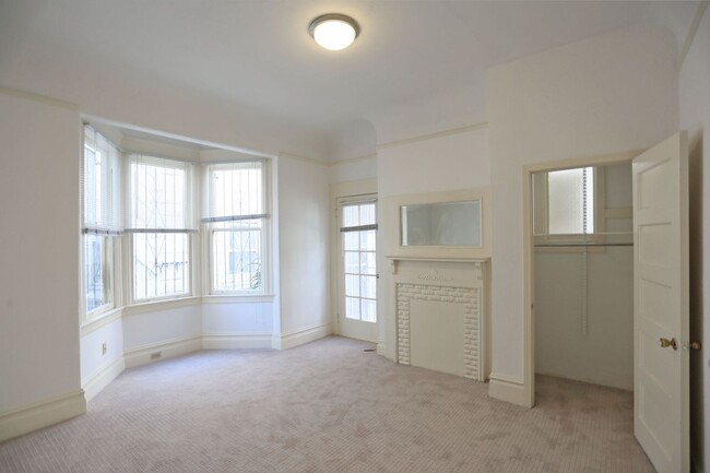 Building Photo - Full Flat with Carpet Floors, Ornamental F...