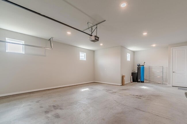 Building Photo - 127 Roaming Rock Trl