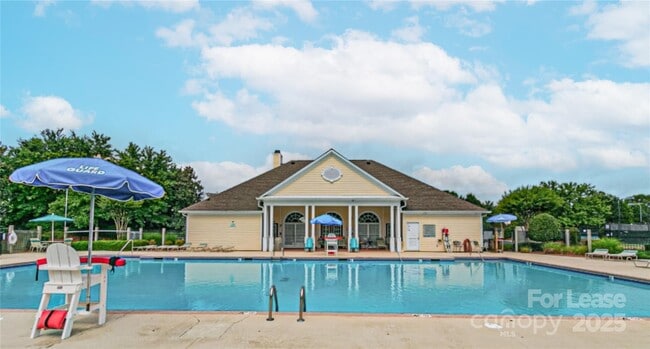 Building Photo - 2121 Kaybird Ln