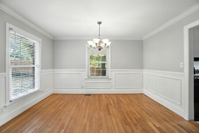 Building Photo - Perfect blend of Charm and Convenience!