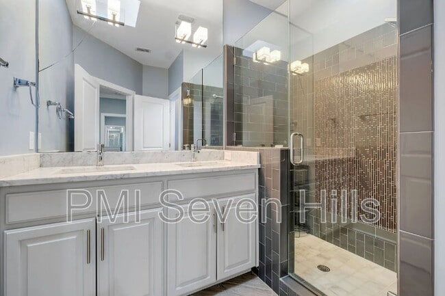 Building Photo - 828 N Duval St